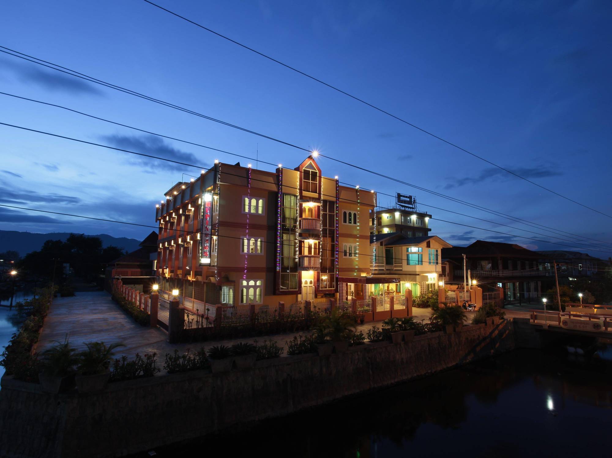 Hupin Hotel Nyaung Shwe Buitenkant foto